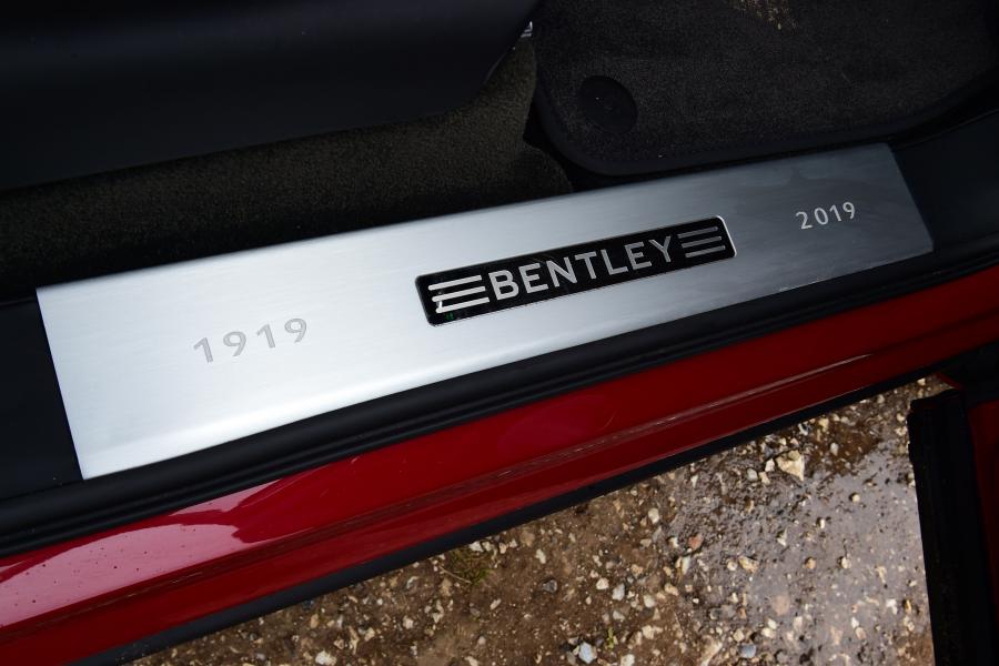 Детали интерьера Bentley Bentayga V8 2018 года  (UK) (фото 17 из 28)